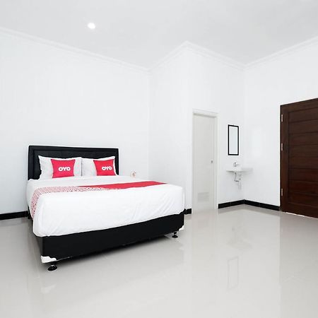 Surakarta  Oyo 1611 Four D'Home מראה חיצוני תמונה