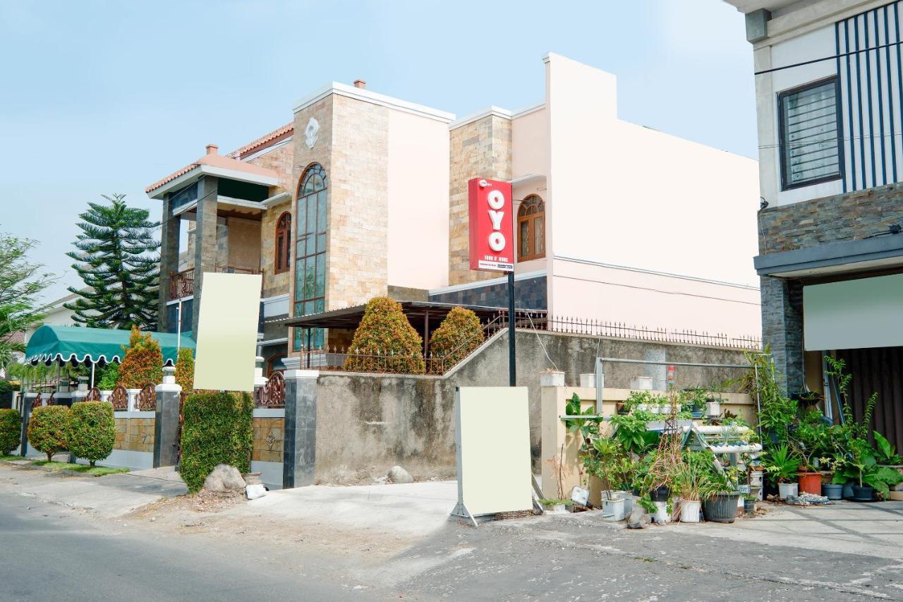 Surakarta  Oyo 1611 Four D'Home מראה חיצוני תמונה