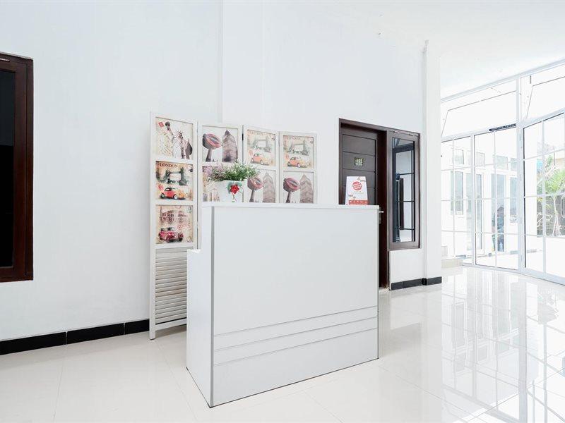 Surakarta  Oyo 1611 Four D'Home מראה חיצוני תמונה