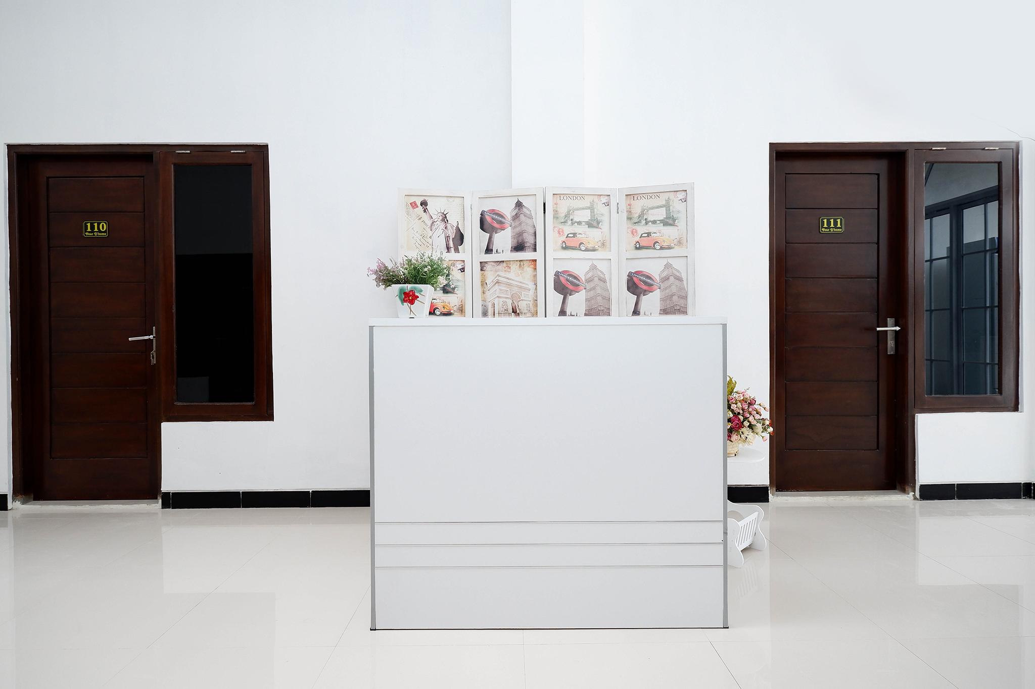 Surakarta  Oyo 1611 Four D'Home מראה חיצוני תמונה