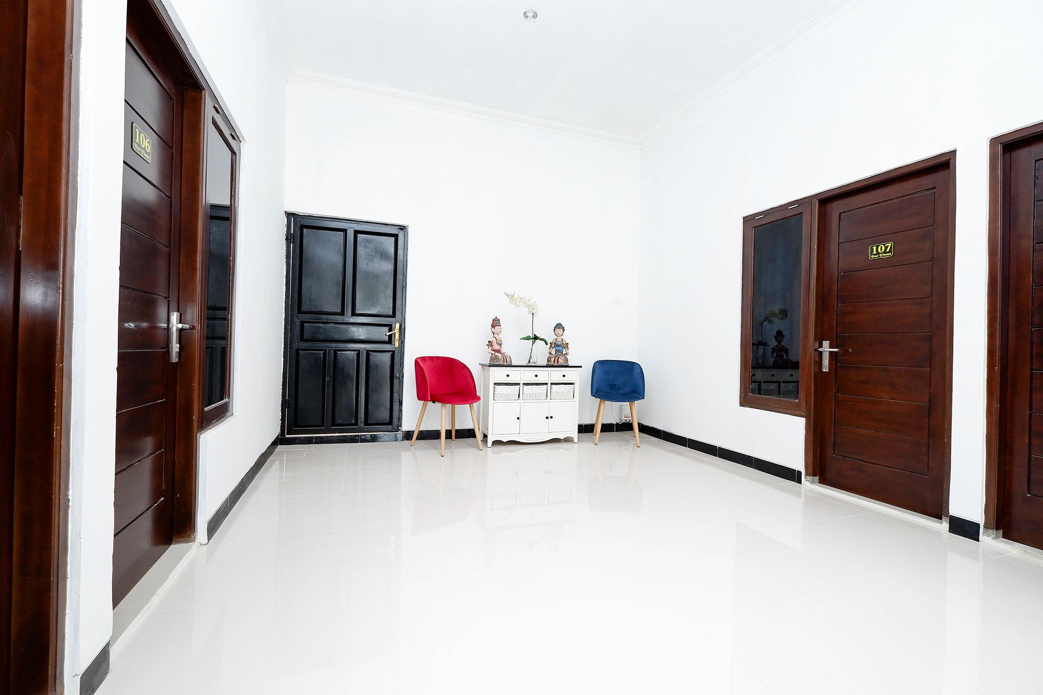 Surakarta  Oyo 1611 Four D'Home מראה חיצוני תמונה