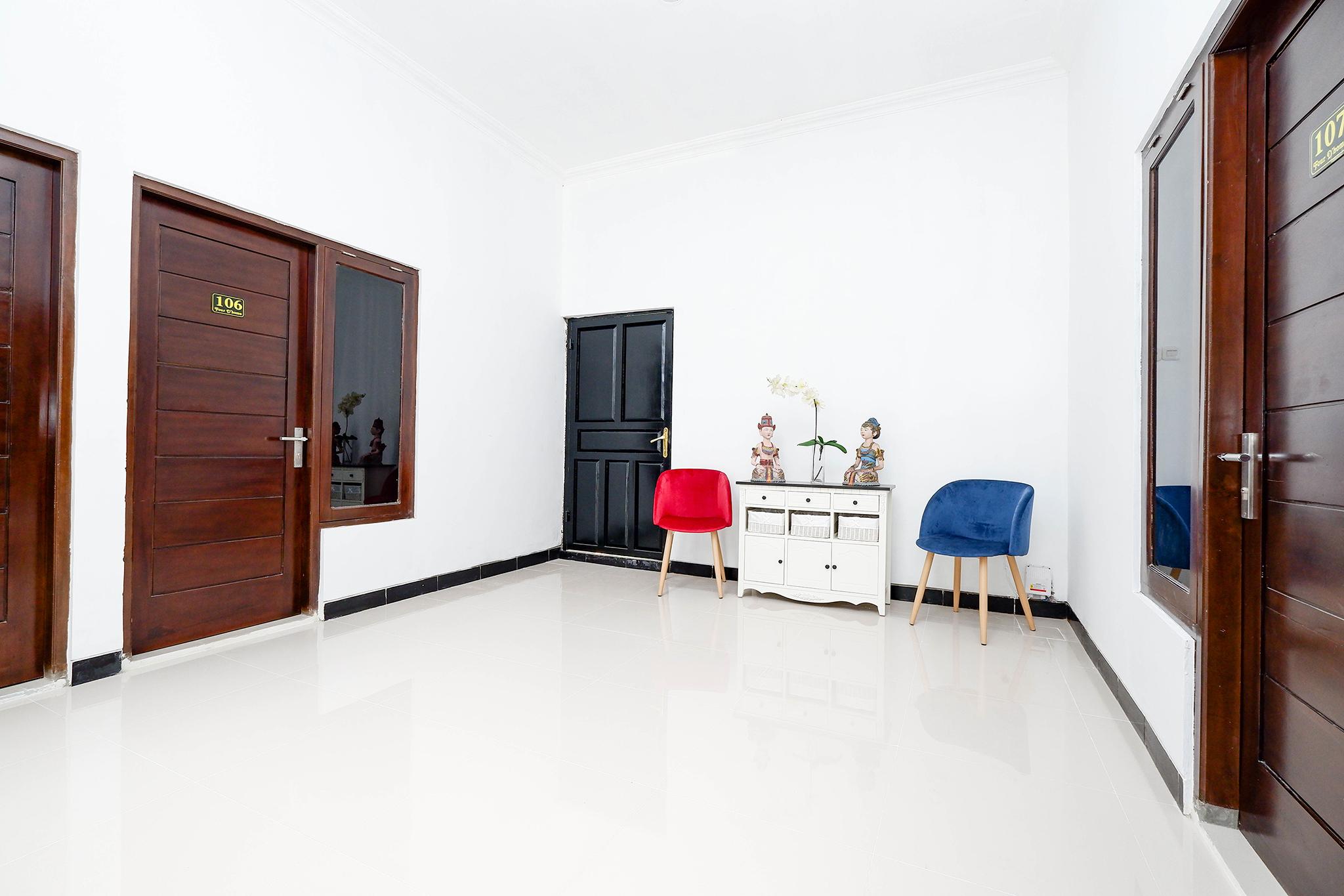 Surakarta  Oyo 1611 Four D'Home מראה חיצוני תמונה